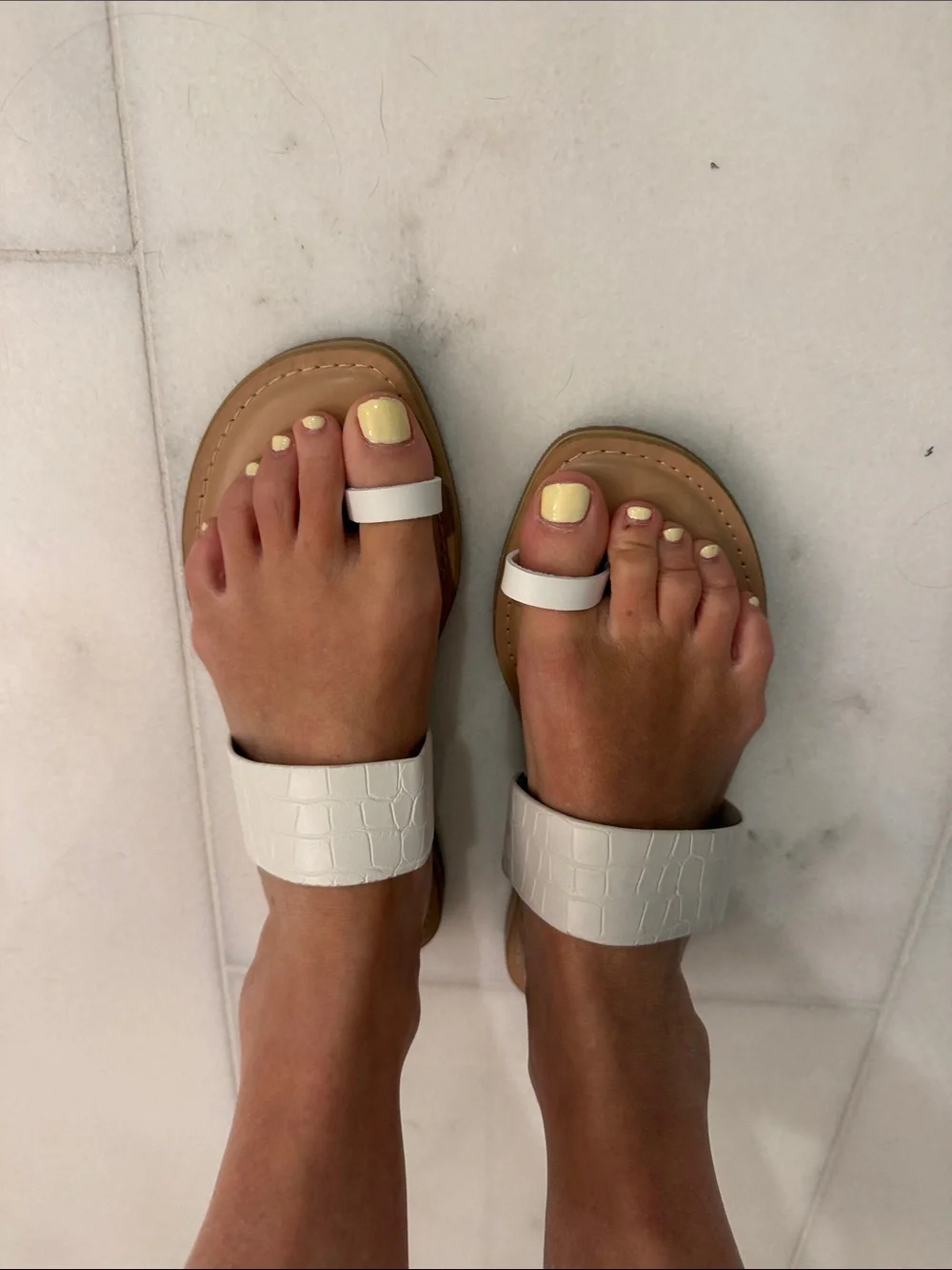 Target Universal Thread White Croc-Embossed Toe-Loop Sandals - Women 8.5